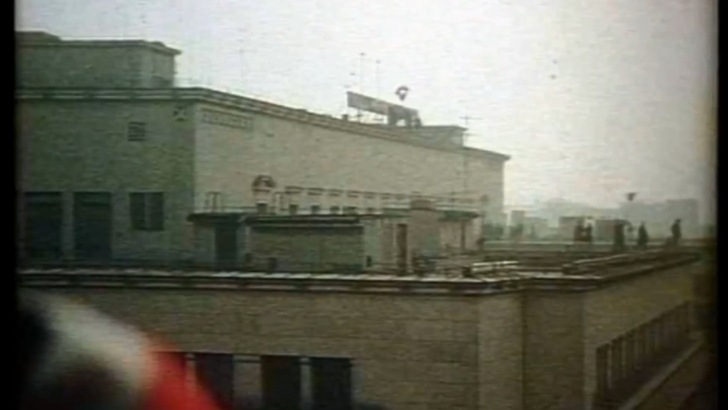 Fuga lui Nicolae Ceausescu de pe sediul CC al PCR cu elicopterul, vazuta din alt unghi (22.12.1989)